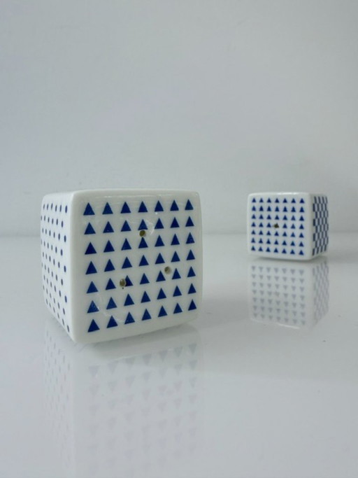 Salière et poivrière avec motif graphique bleu