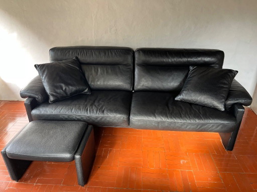 Canapé trois places spacieux en cuir noir de qualité de Sede DS-70
