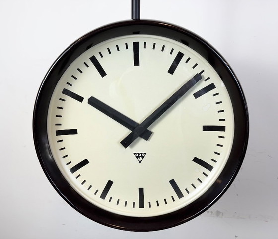 Image 1 of Grote industriële bakelieten dubbelzijdige fabrieksklok van Pragotron, jaren 50