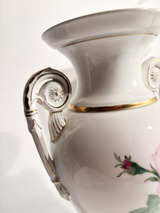 Paire de vases amphores en porcelaine de Meissen à décor de roses rouges, début du XXe siècle (photo 5 of 10)