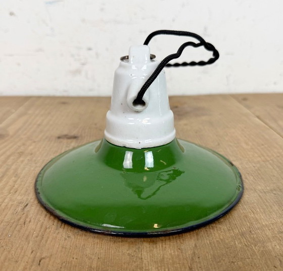 Image 1 of Industrielle Hängelampe aus grüner Emaille, 1950er