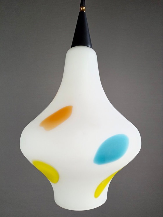Image 1 of Grande lampada a sospensione Stilnovo a una luce in opalina e inclusioni colorate. Italia, anni '50