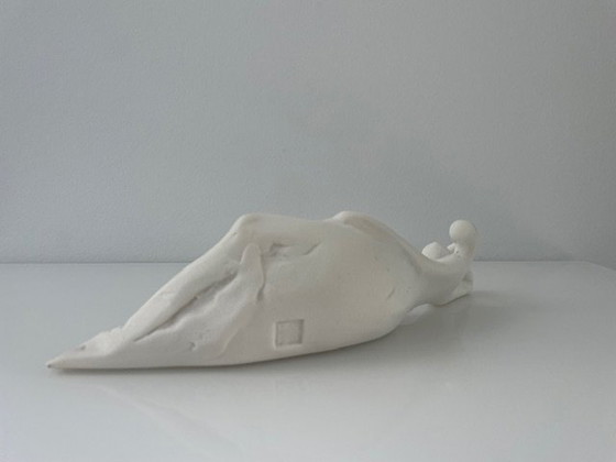 Image 1 of Escultura estilizada de una mujer reclinada