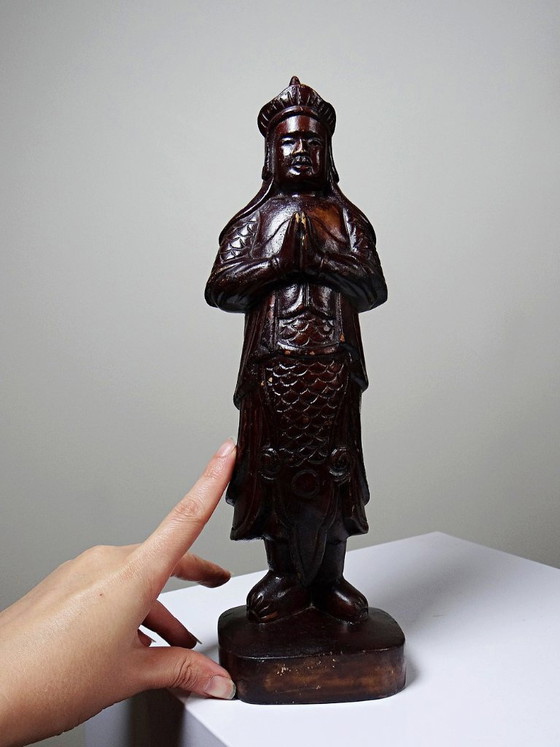 Image 1 of Statuetta di arte popolare asiatica intagliata in un unico pezzo di legno, epoca 1930-1960.