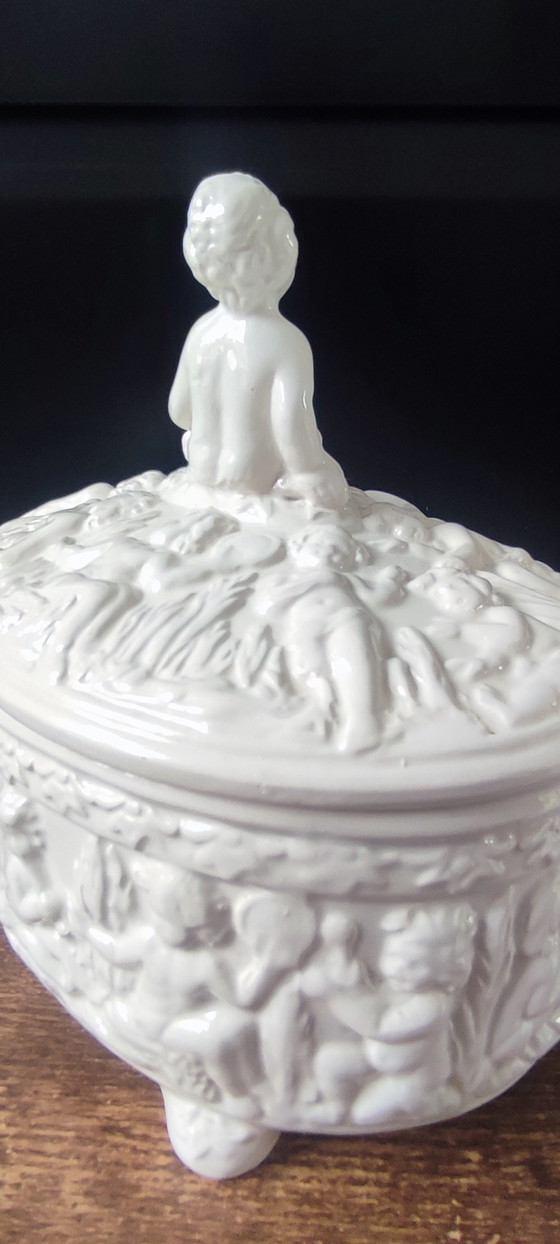 Image 1 of Bonbonnière Bassano , majolique italienne blanche