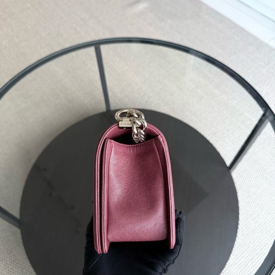 Image 1 of Chanel Boy Medium - Caviar 25CM Chevron Rood Goudkleurige Hardware Serie 28