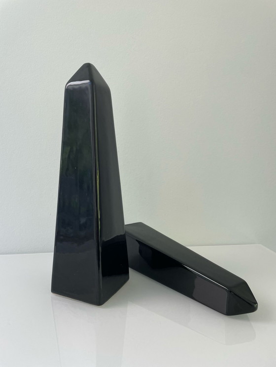 Image 1 of 1980er Jahre Satz von zwei Keramik-Obelisken, Memphis-Stil