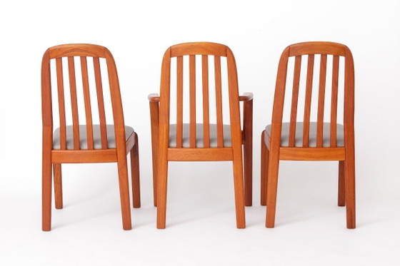 Set van 6 vintage teakhouten eetkamerstoelen van Dyrlund, 2 fauteuils en 4 stoelen zonder armleuningen, Deens (photo 4 of 8)