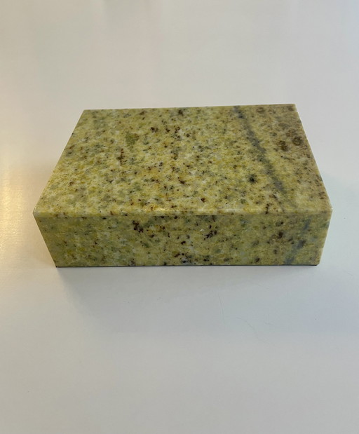 Schatulle aus gelbem Nobelserpentin 