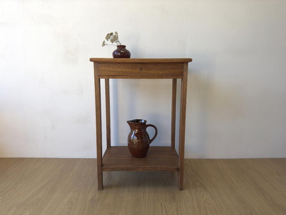 Image 1 of Oude eikenhouten bijzettafel uit de jaren 50.