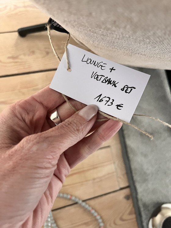 Image 1 of Amy est assise dans un fauteuil avec un repose-pieds.