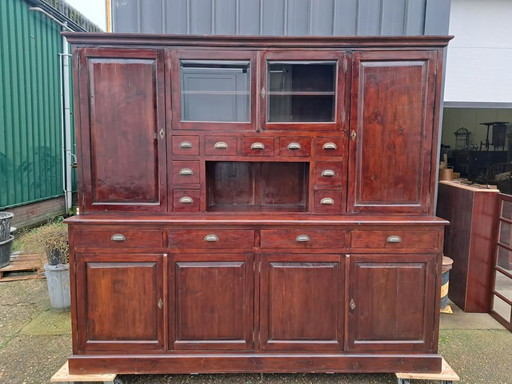 Koloniaal teakhouten vitrinekast, apothekerskast, winkelkast, ladekast afm. 246x52/35cm en 220cm hoog.