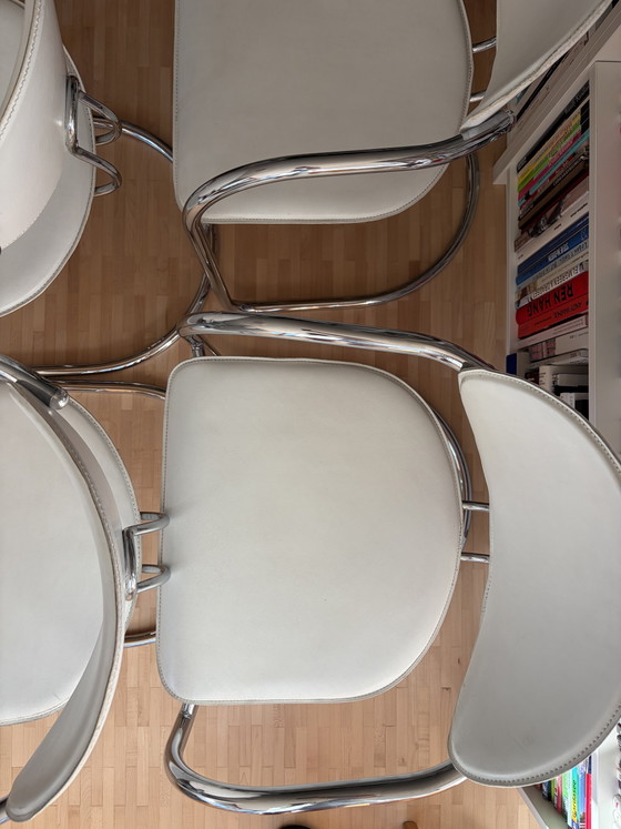 Image 1 of 6 hoogwaardige cantileverstoelen met chromen frame en witte Skai-bekleding.