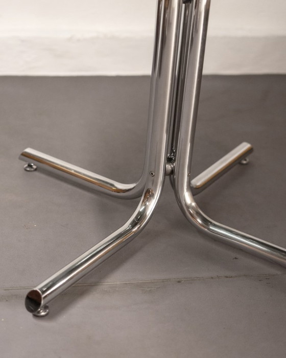 Image 1 of Mesa de comedor redonda italiana de acero cromado tubular y cristal ahumado, 1960