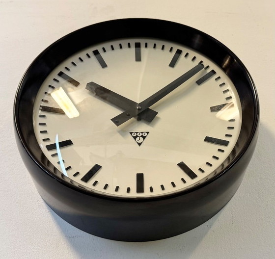 Image 1 of Reloj de pared industrial de baquelita de Pragotron, década de 1960