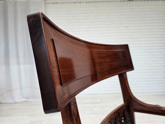 Image 1 of Jaren 1920-1930, Set van 2 fauteuils, ontwerp naar Georges Jacob, gesneden teakhout, leer, opnieuw gestoffeerd.