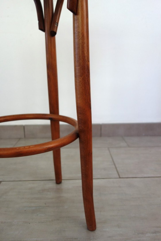 Image 1 of Hoge gebogen houten kruk met vintage rieten zitting