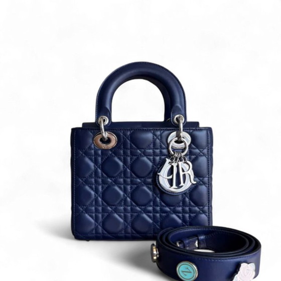 Image 1 of DIOR LADY SMALL FLAP - PELLE DI AGNELLO CANNAGE BLU SCURO CON DETTAGLI ARGENTO