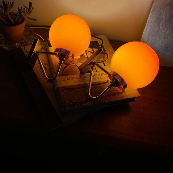 Paar Wandleuchten mit orangefarbenen Opalglaskugeln und goldfarbenem Metall (photo 3 of 8)