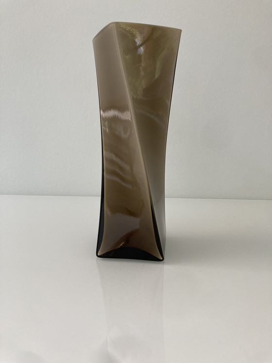 Image 1 of Getordeerd vaasje van bruin rookglas