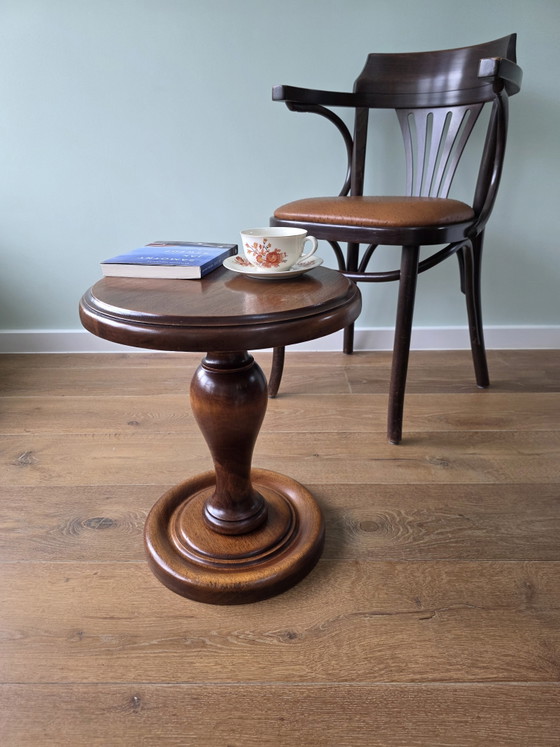 Image 1 of élégante table d'appoint vintage en bois massif