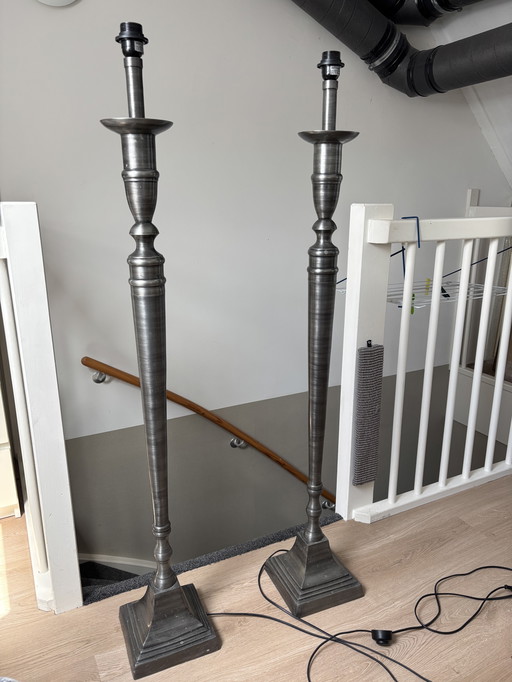 2 lampadaires en métal, belle patine