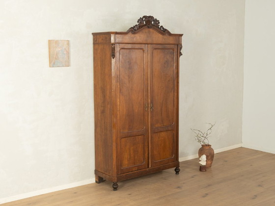 Antieke kast met twee deuren en houtsnijwerk. – Kasten, Wood (photo 3 of 7)