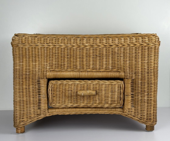 Image 1 of Table basse vintage en rotin avec tiroir table de chevet / table d'appoint