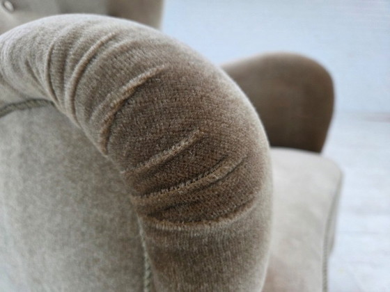 Image 1 of Poltrona danese, anni '60, rivestimento in velluto verde, gambe in legno di quercia.