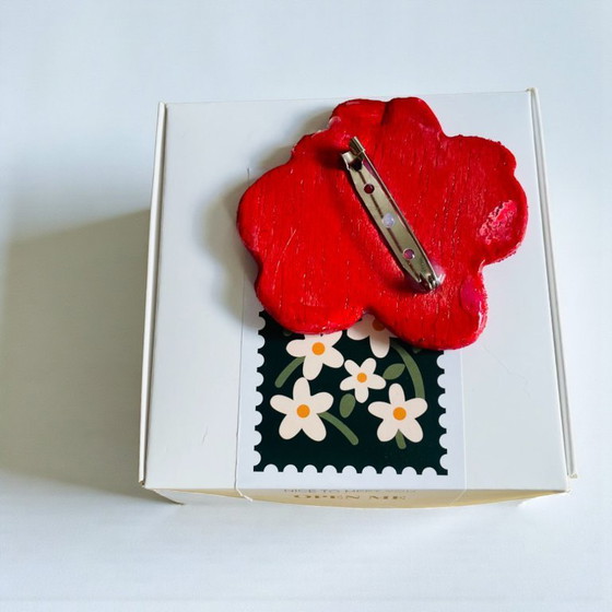 Image 1 of Broche coquelicot rouge en bois faite à la main, style Marimeko