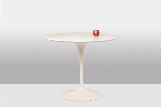 Image 1 of Eero Saarinen, voor Knoll International. Tulpvormige bijzettafel. Circa 1970.