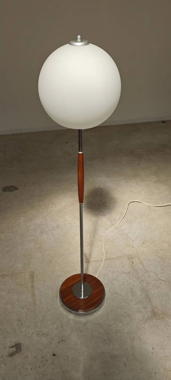Modernist floor lamp in teak, chrome metal, opaline, Czechoslovakia 60s – Floor lights, Scandinavian (photo 3 of 23)