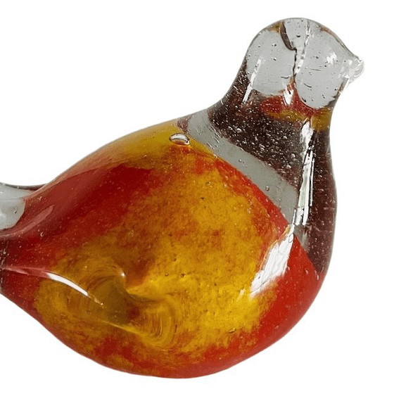 Image 1 of Vintage mondgeblazen vogelsculptuur glas presse-papier glazen vogeltje murano stijl vogelbeeldje rood geel 1980's