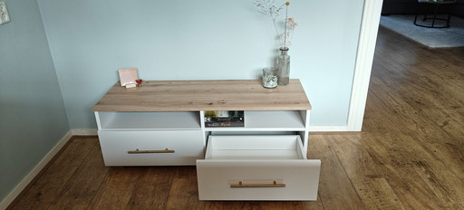 moderner TV-Schrank/Sideboard mit Eichenholzplatte und goldfarbenen Griffen