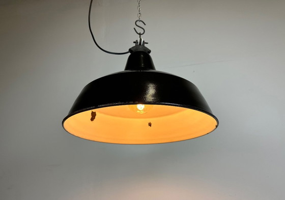 Image 1 of Industriële zwarte geëmailleerde fabriekslamp met gietijzeren bovenkant, jaren 50