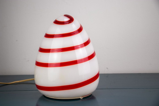 Lampada da tavolo a uovo in vetro anni '70, bianca con spirale rossa, stile Murano – Lampade da tavolo (photo 2 of 5)