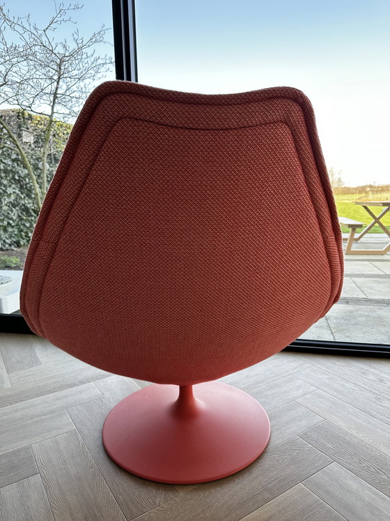 Image 1 of Fauteuil pivotant Artifort F585 - neuf (2 mois) - couleur corail