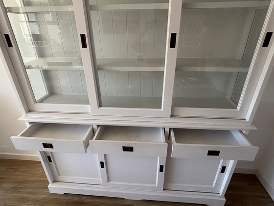 Weiße Holzvitrine mit Schiebetüren, Glas, Klassiek (Foto 6 von 12)