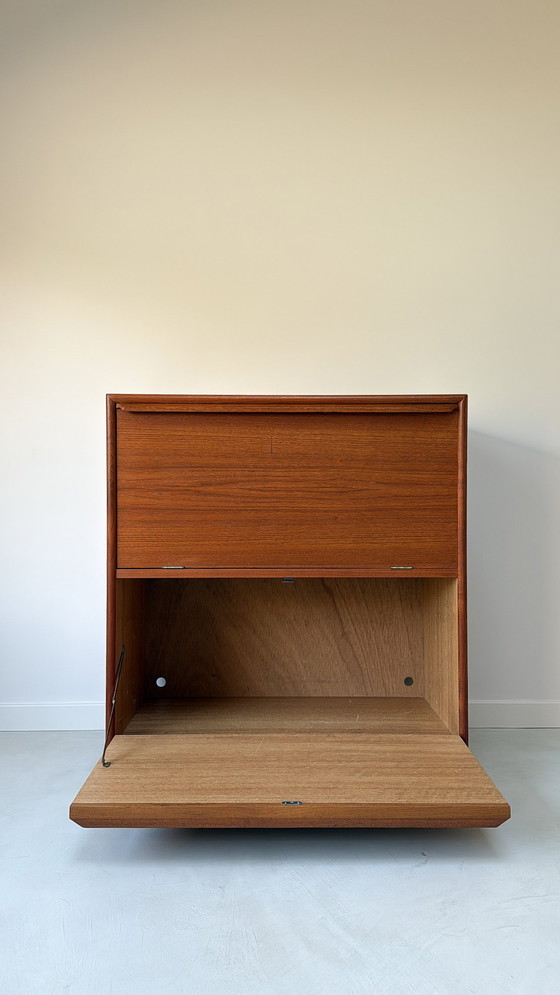 Image 1 of Armario danés antiguo de madera de teca con puertas