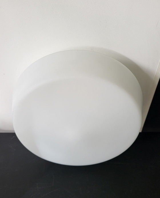 Image 1 of Plafoniera vintage DKN Leuchte con grande paralume in vetro opalino bianco, risalente agli anni '60.