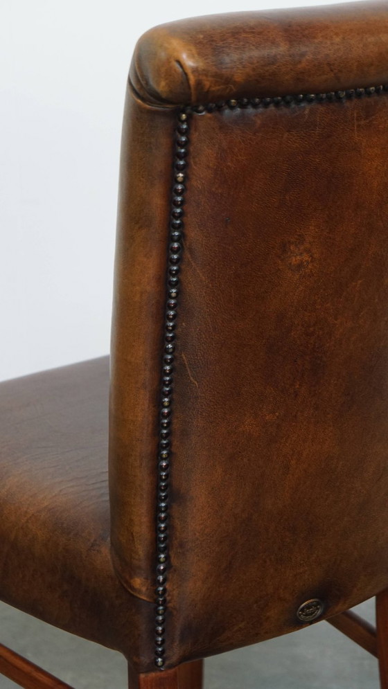 Image 1 of 4 x Esszimmerstuhl aus Schafsleder mit einem Besatz aus Ziernägeln