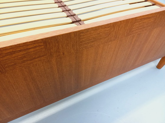 Image 1 of Letto matrimoniale vintage scandinavo in teak degli anni '60 con comodini integrati e base a doghe.
