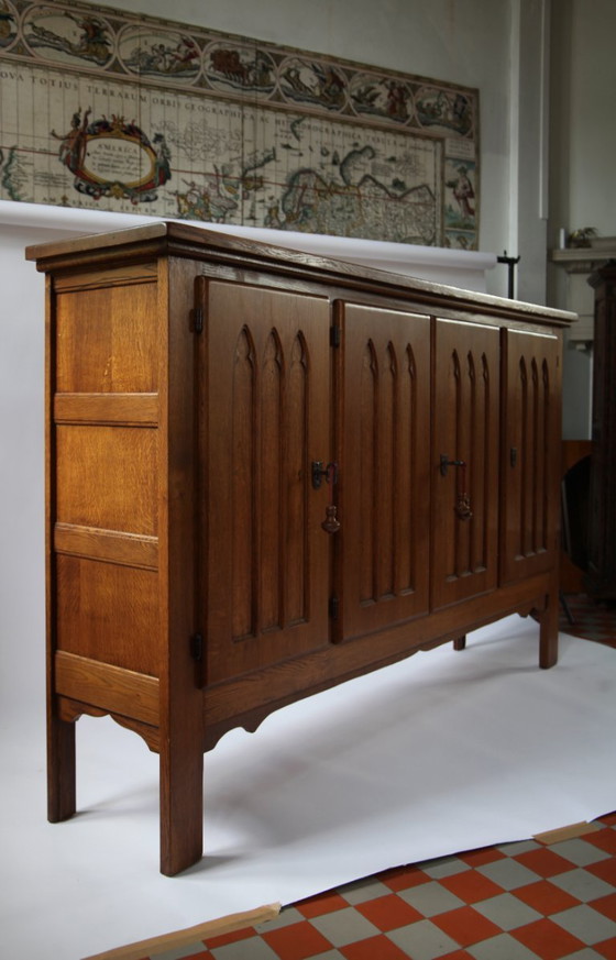 Meuble en chêne d'inspiration gothique belge, années 1960 – Buffets, Wood (photo 5 of 13)