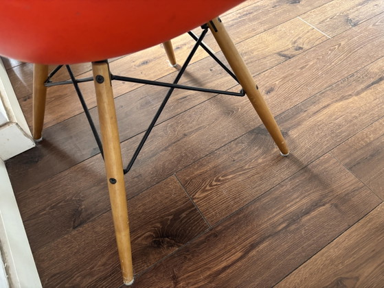2x Vitra Eames DAW Stoel - Rood – Eetkamerstoelen, Metal, Plastic (photo 4 of 5)