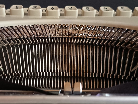 Image 1 of Olympia Splendid33 typemachine, volledig gerestaureerd, met koffer, 1964
