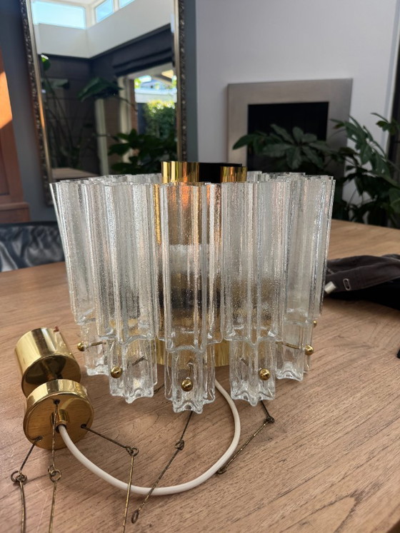 Image 1 of Grande lampada a sospensione con elementi in vetro soffiato a mano su base in ottone, realizzata da Glashütte Limburg.