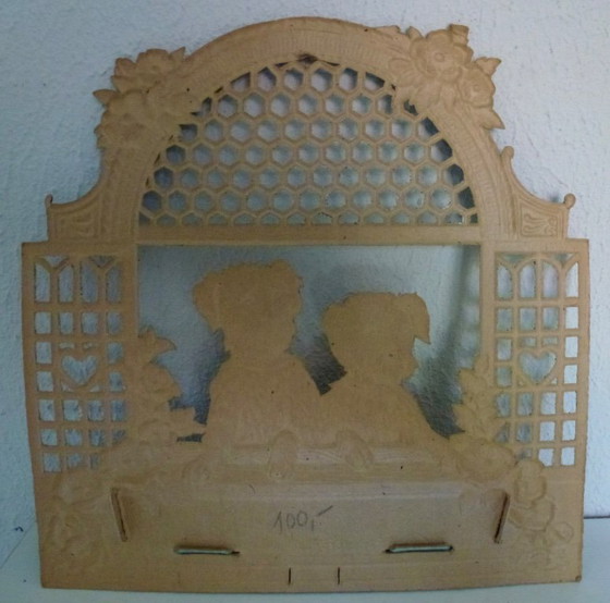 Image 1 of Vintage wanddecoratie in gesneden karton met een afbeelding van twee Schotse terriërs. 