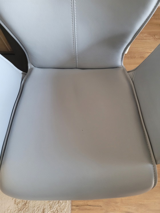 Image 1 of 2 lederen Bert Plantagie Blake eetkamerstoelen 1 met arm 1 zonder arm