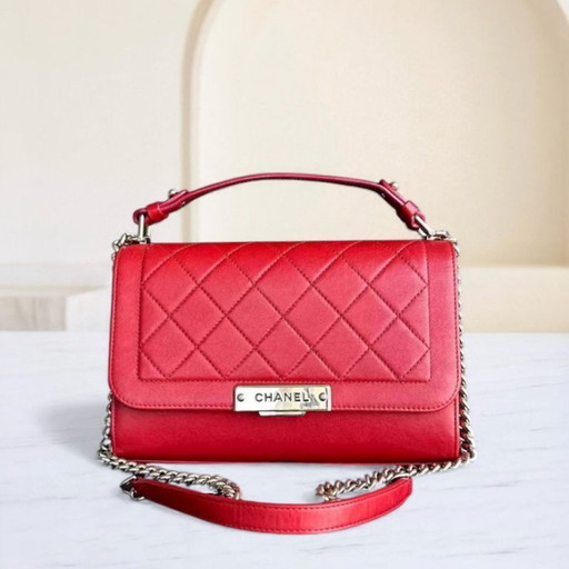 Borsa Chanel Medium Label Click Flap in pelle di vitello trapuntata e martellata, colore rosso, con finiture dorate, serie 24.