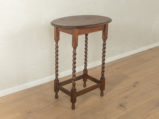 Maravillosa mesa auxiliar de estilo jacobino de los años 20